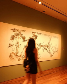 👋 After a 9-year run, the Gallery’s first ever exhibition, “Siapa Nama Kamu? Art in Singapore since the 19th Century”, will be closing its doors. Featuring pieces from our National Collection, the show poses the question “Siapa Nama Kamu?” or “What is your name?”, inviting us to look at Singapore through its art. The show tells the rich and captivating history of the nation through the years, and it’s been incredible seeing the exhibition through your eyes. Visit one last time before we close on 1 December. 📍DBS Singapore Gallery 2 📸 @lioncityhyperbole @kerwinking @hi_jjace @josembarretto @lydiatirtaa @minsleychin @felicia_salim The first part of our new long-term exhibition on Singapore art opens on 2 December. NationalGallerySingapore