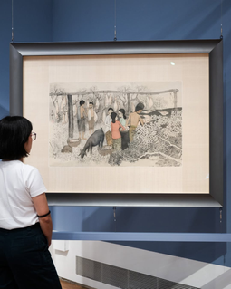 Check your wallets! You might be carrying an important piece of art with you right now 👀 Hidden on the back of Singapore’s $50 dollar note, Cheong Soo Pieng’s “Drying Salted Fish” features a nostalgic scene of fish being dried out in the sun, a common sight from the 1940s to 60s. One more month to see this artwork in person before the “Layer by Layer” exhibition closes. Admission is free for all 🐟