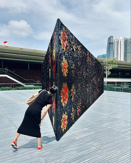Make a pitstop at the Gallery 🏎️🏛️ Add stunning artworks and breathtaking architecture to your list of must-sees before hitting the track this 🔥 See you from 10am to 7pm all race weekend 👊 📸: @iamyoungfromkorea @tasukon @emptinezzs @guenfranchesca @paper_tigress @ivisantoso 📍Supreme Court Wing, Level 4 📍”GLISTEN”, Roof Garden Gallery 📍Supreme Court Terrace, Level 4 📍“Between Declarations and Dreams”, Level 4 UOB Southeast Asia Gallery 2 📍Supreme Court Wing, Level 3 📍“Cheong Soo Pieng: Layer by Layer”, Level B1