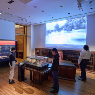 📜Now open📜 "Laws of Our Land: Foundations of a New Nation". In this latest exhibition organised by the National Library Board (@nlbsingapore) and situated at the former Chief Justice's Chamber and Office, view artefacts spotlighting laws that have been pivotal in shaping modern-day Singapore. 🇸🇬 Learn more about the historical circumstances that led to the enactment of the Citizenship Ordinance, the Women's Charter, and the Employment Act through a digital rack of trade union publications, video screenings of key moments in Singapore's journey to nationhood, interactive games, and augmented reality offerings. Singaporeans and PRs visit for free! Guided tours are available on the third Friday of every month. 📍 Level 3, Supreme Court Wing, Former Chief Justice's Chamber and Office 📸 National Library Board @nationalarchivessg