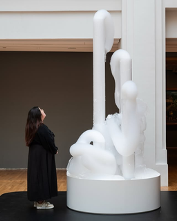 ☁️ On cloud nine ☁️ In this playful and organic artwork by Filipino artist David Medalla, the foam interacts with the environment to move in fluid ways and create an ever-evolving sculpture, reminding us of the ways that art, very much like people, can find beauty in fluidity. 🫧 David Medalla. “Cloud Canyons No. 24”. 2015, first version in series 1964. Wood, Perspex, compressors, timer, water and detergent, 310 x 150 x 150cm. Collection of National Gallery Singapore. Installation view, “Tropical: Stories from Southeast Asia and Latin America”, 2023.