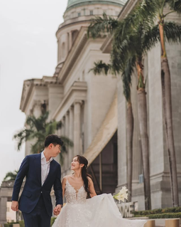 Happy one year and a little bit more to this amazing pair! 🤪 Hahaha this set has been sitting in my to-post pile for way too long but here we are! This wedding was such a super chill one that we literally had a "pre-wedding" shoot prior to the dinner. Love their cheerfulness and it’s impossible not to feel the same happiness when you’re around them. ❤️ MUA: @rowan_autelier @autelier_makeup Gown: @thegownwarehouse Wedding photography by @knottiesframe