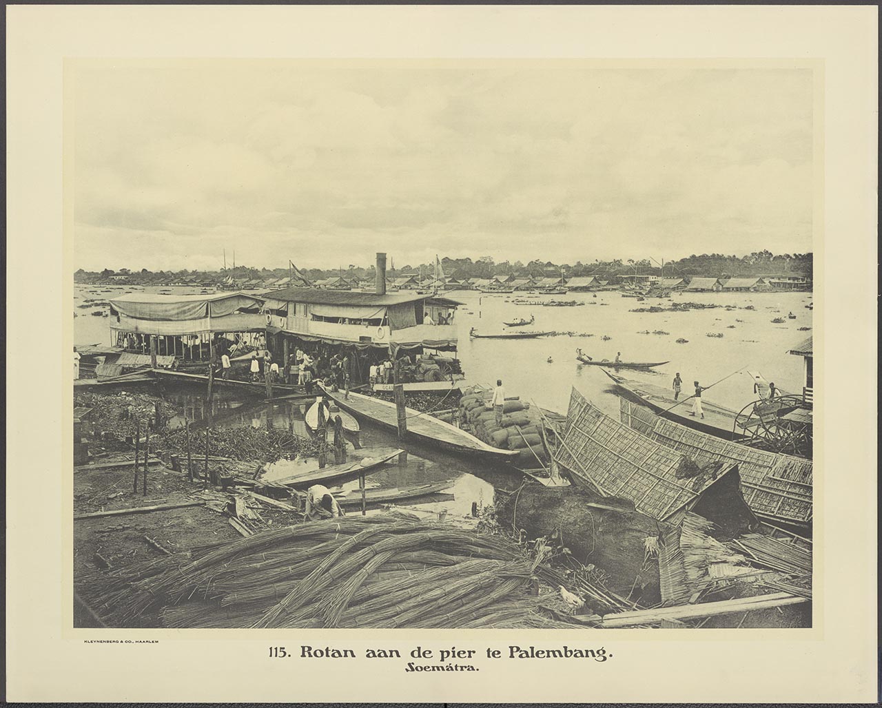 115. Rotan aan de pier te Palembang. (Soemátra)