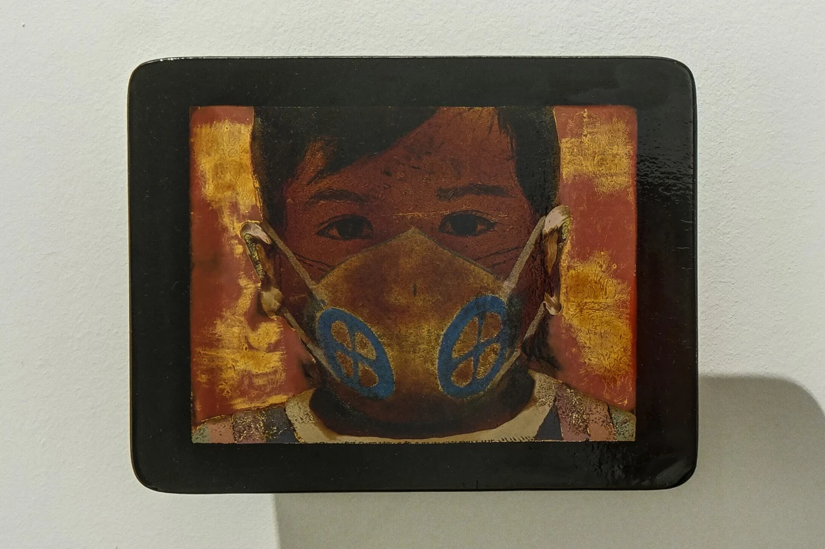 Phi Phi Oanh, <i>Pro Se</i>, 2016–2017 (detail). Lacquer on wood. 24 x 18.5cm. In exhibition view of <i>Radiant Material: A Dialogue in Vietnamese Lacquer Painting</i>, National Gallery Singapore, 2017. Photo by Ken Cheong.