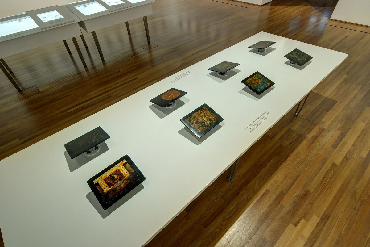 Phi Phi Oanh, <i>Pro Se</i>, 2016–2017 (detail). Lacquer on metal, table with acrylic and metal stands. In exhibition view of <i>Radiant Material: A Dialogue in Vietnamese Lacquer Painting</i>, National Gallery Singapore, 2017. Photo by Ken Cheong.