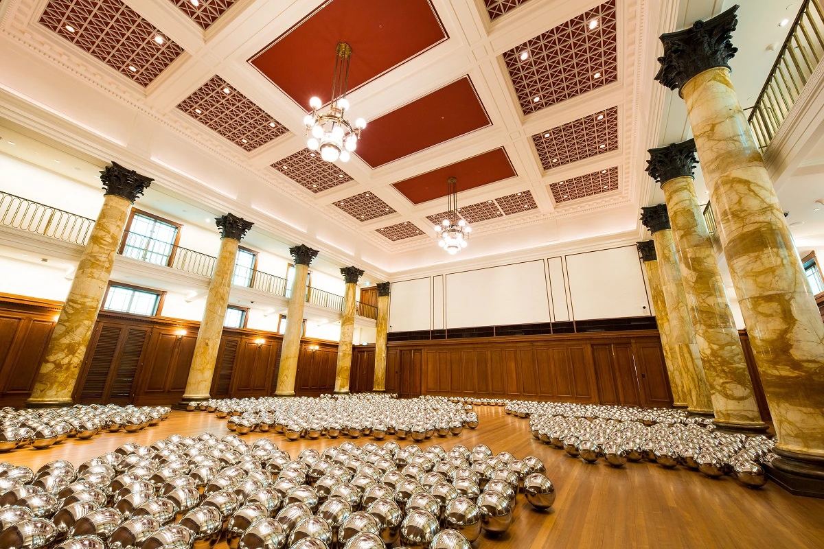 Yayoi Kusama. <i>Narcissus Garden</i>. 1966/2017. Stainless steel balls. 1500 spheres; 30 cm diameter each. Collection of the artist. In exhibition view of <i>YAYOI KUSAMA: Life is the Heart of a Rainbow</i>, National Gallery Singapore, 2017.